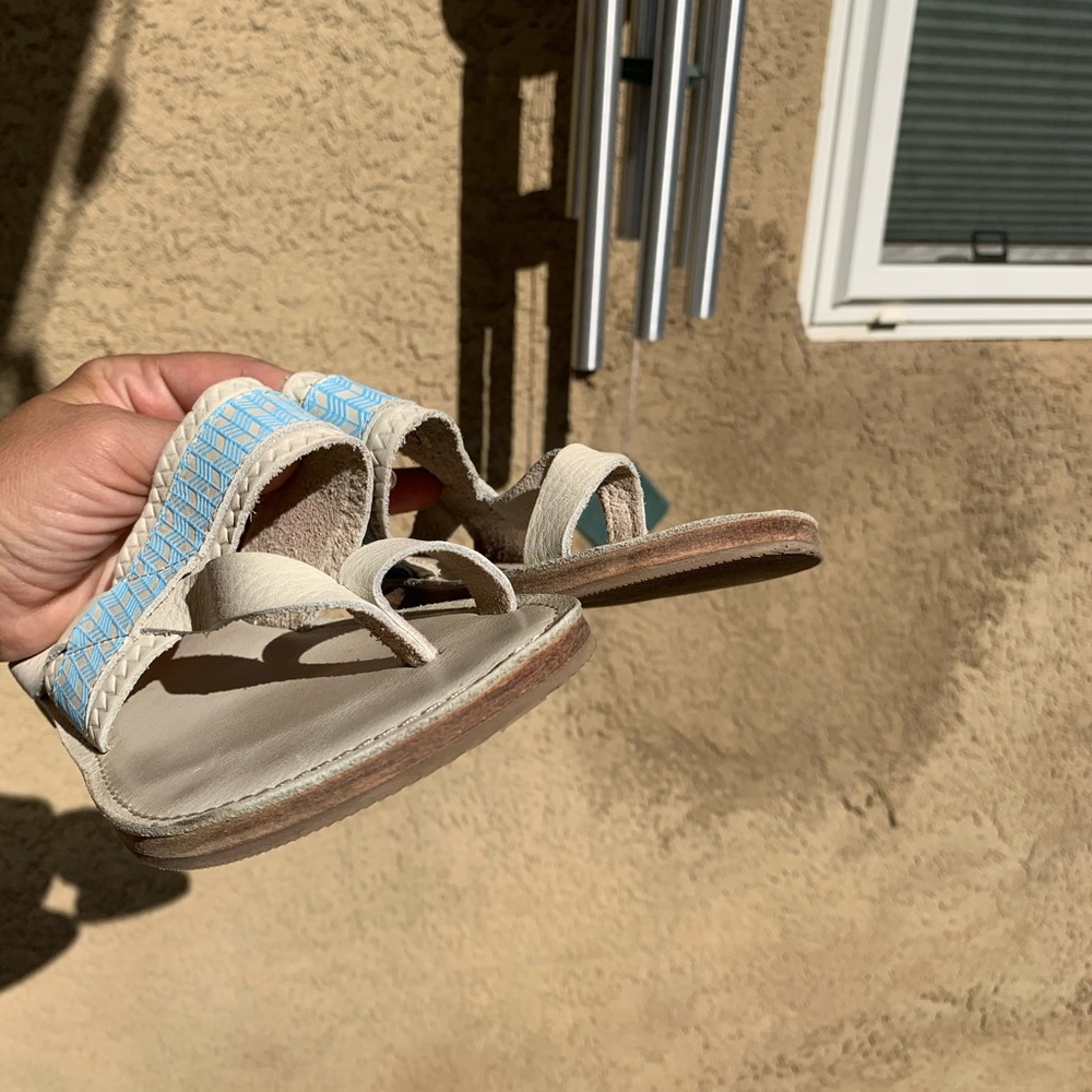 Toms Isabela white cream and blue leather flip flops 8 - Picture 7 of 10